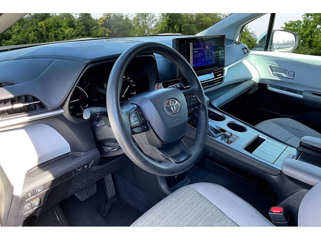 2025 Toyota Sienna LE