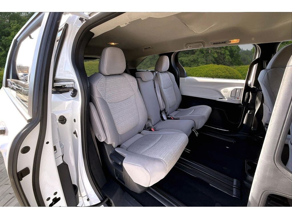 2025 Toyota Sienna LE