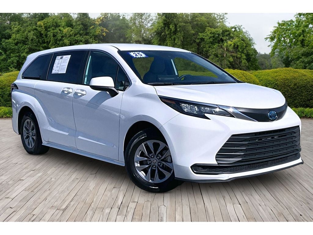 2025 Toyota Sienna LE
