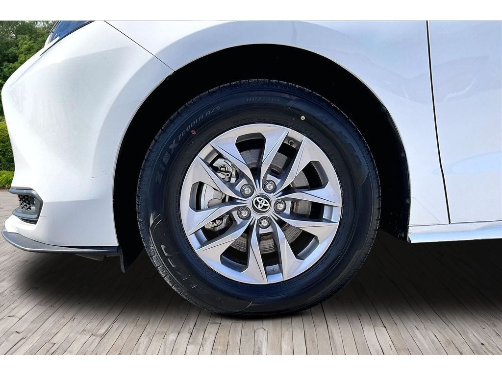 2025 Toyota Sienna LE