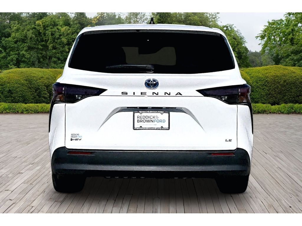 2025 Toyota Sienna LE