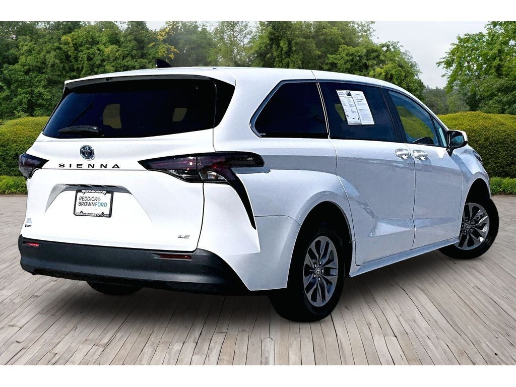 2025 Toyota Sienna LE